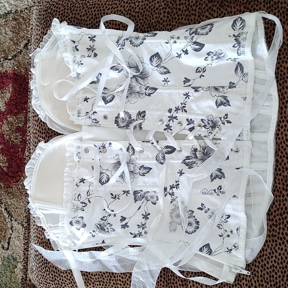 Corset - Picture 2 of 8